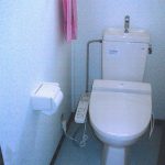 簡易洋式トイレ取り壊し、足元広々の洋式トイレに