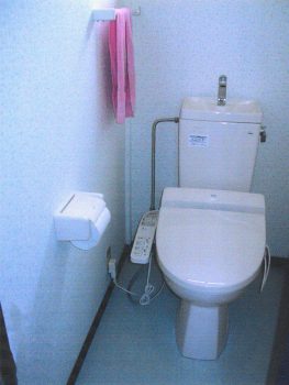 簡易洋式トイレ取り壊し、足元広々の洋式トイレに