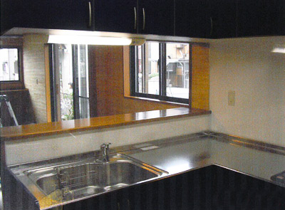 調理スペースが広く、収納スペースも豊富なL字型キッチンリフォーム