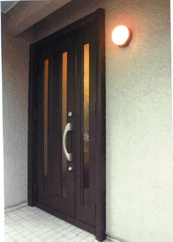 簡単に玄関ドアを交換！デザイン性も防犯性も向上