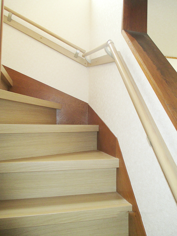 階段に手すりを取り付け、踏み段の色を変更で明るい印象に